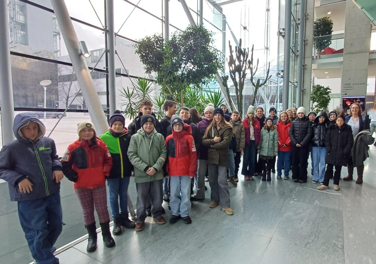 SchülerInnen beim Besuch im Festspielhaus St. Pölten