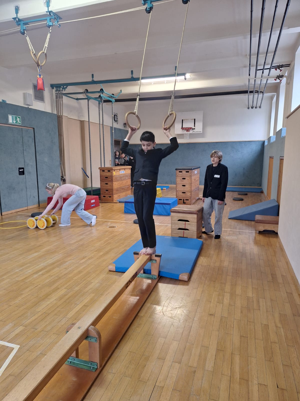 SchülerInnen beim Geschicklichkeitsparkour_2
