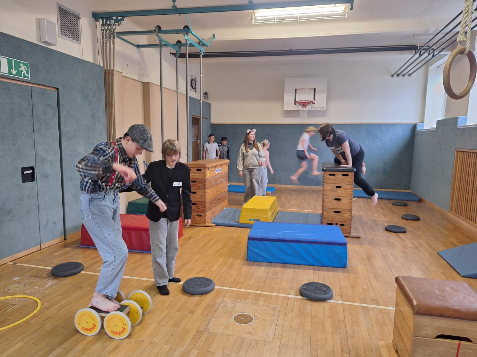 SchülerInnen beim Geschicklichkeitsparkour_3
