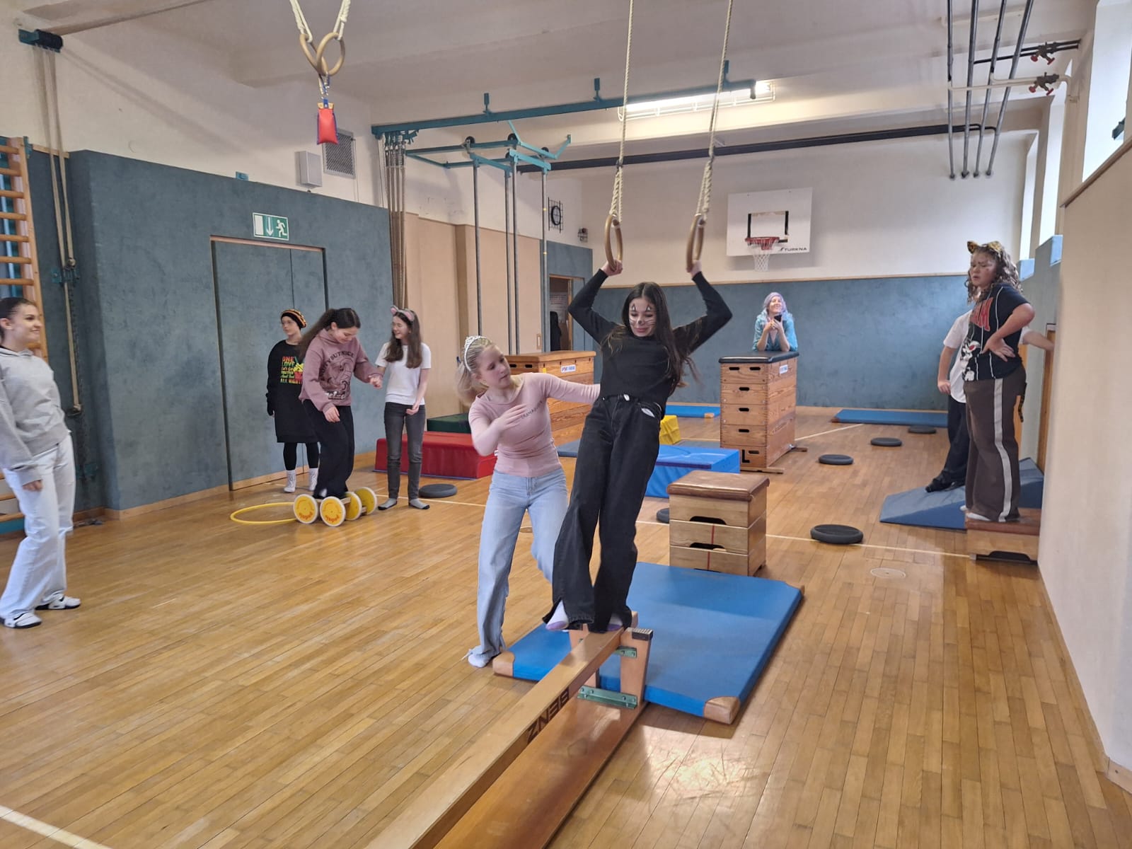 SchülerInnen beim Geschicklichkeitsparkour_4