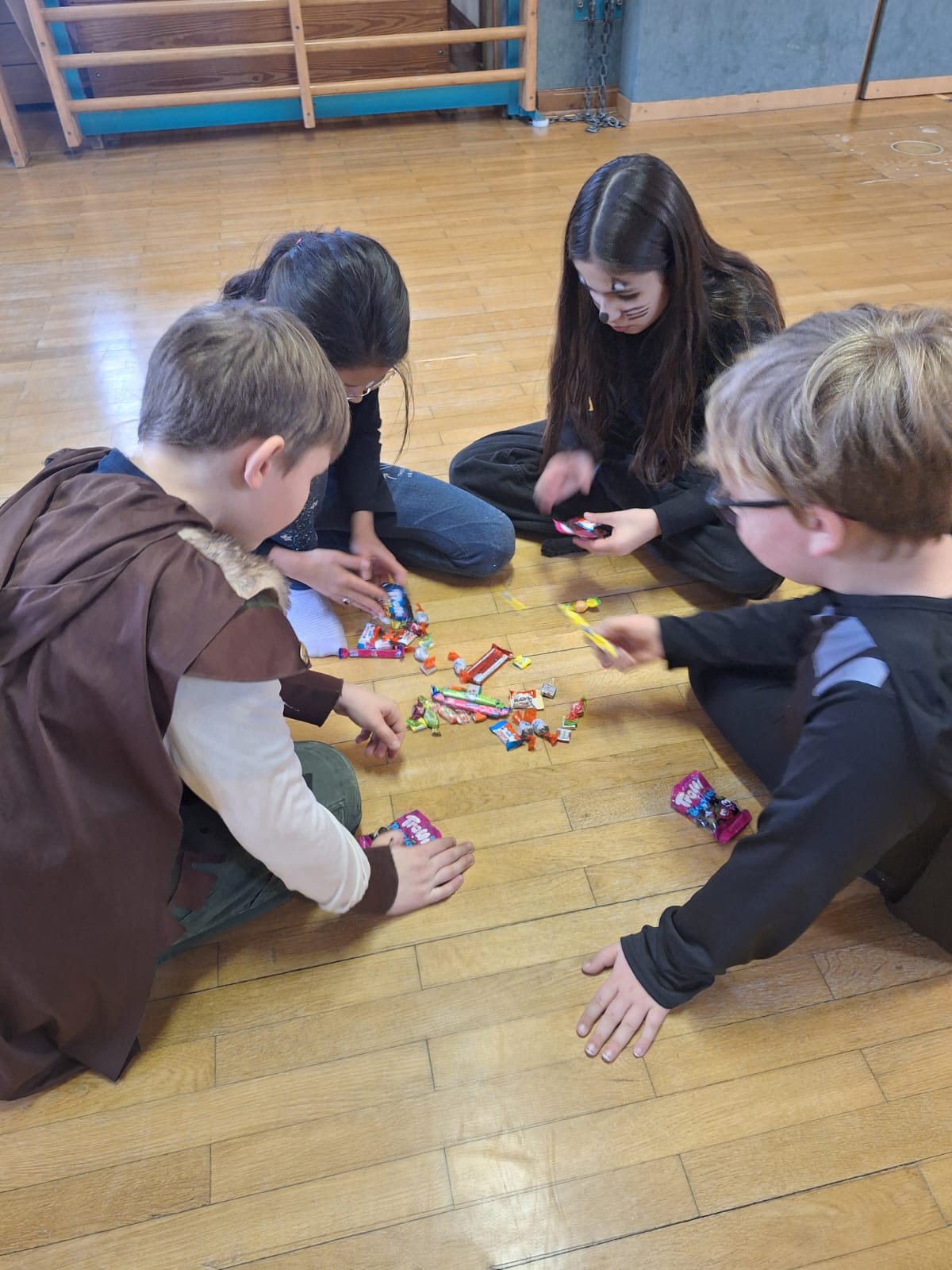 SchülerInnen beim Verteilen des Schatzes_1