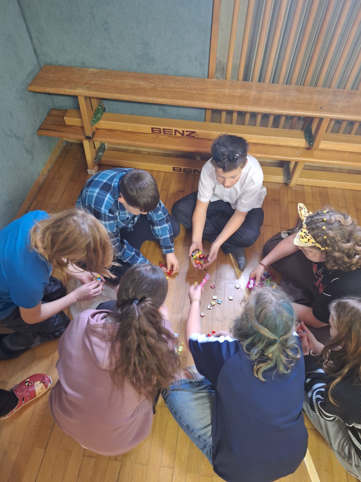 SchülerInnen beim Verteilen des Schatzes_2