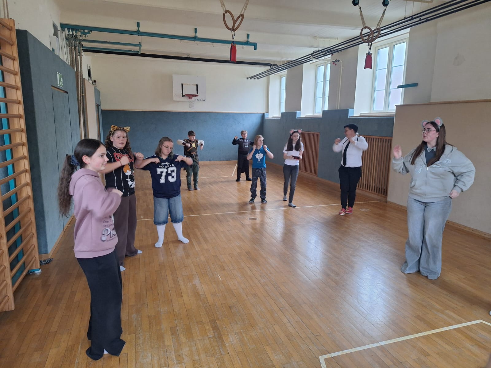 SchülerInnen beim Vogerltanz