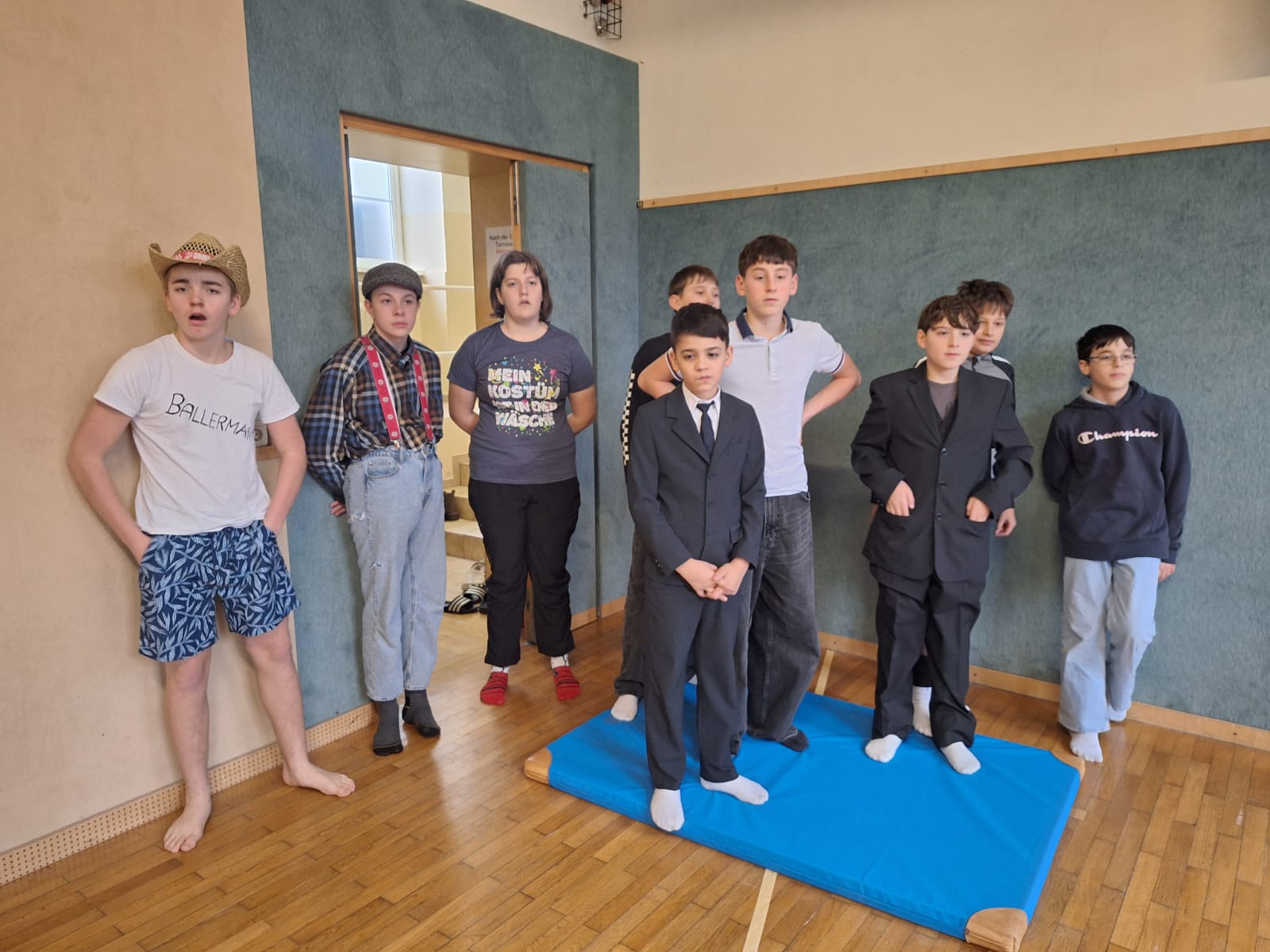 SchülerInnen im Turnsaal