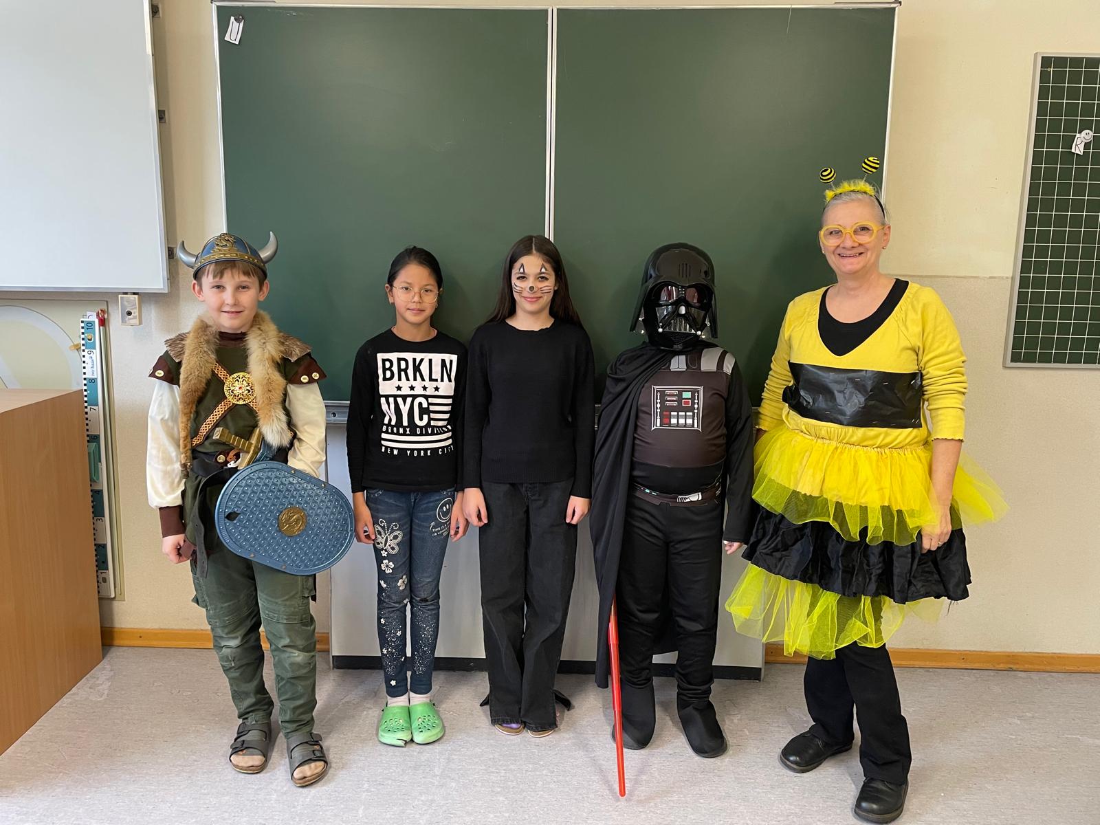 Verkleidete SchülerInnen der 1. Klasse