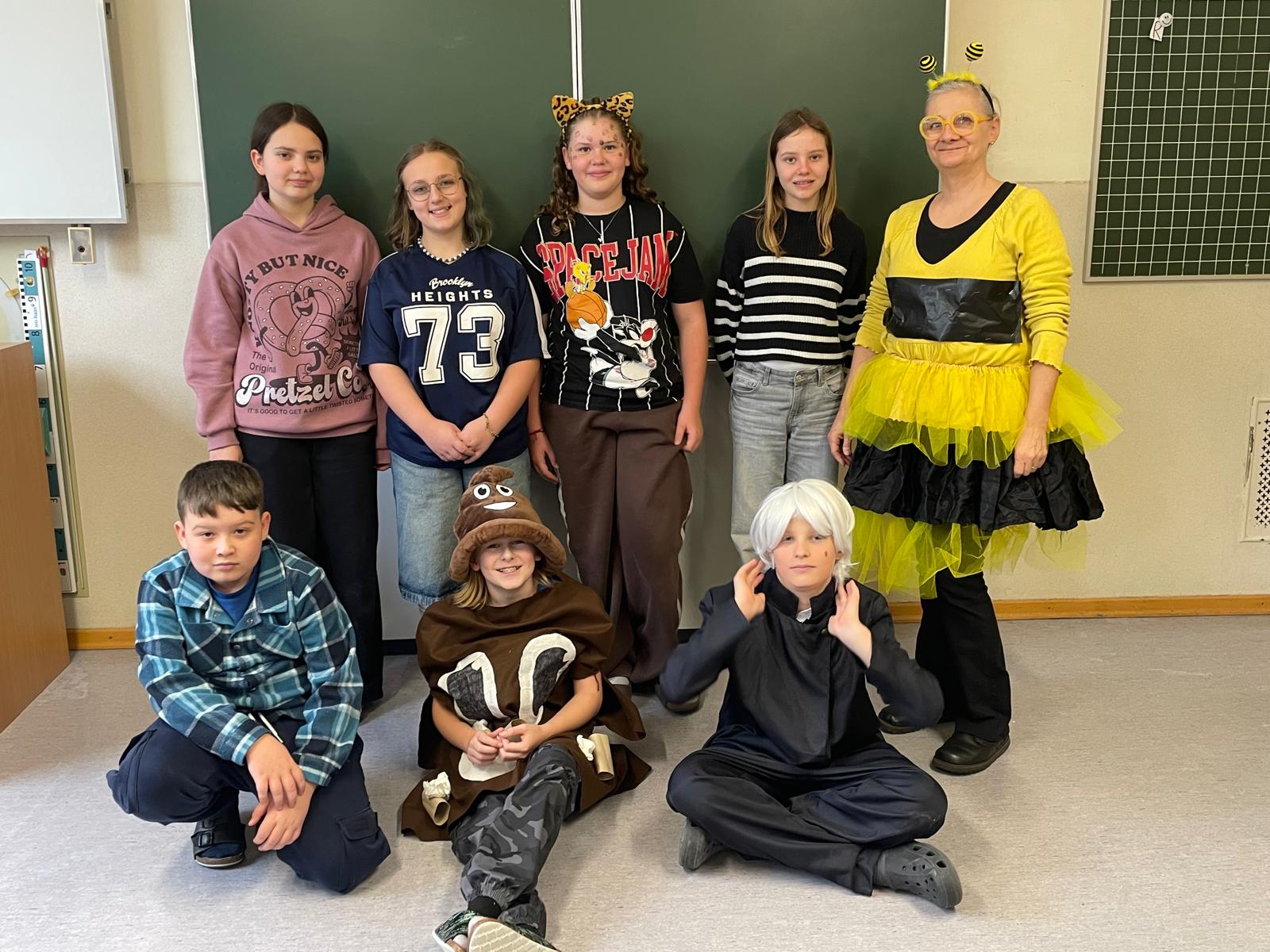 Verkleidete SchülerInnen der 2. Klasse