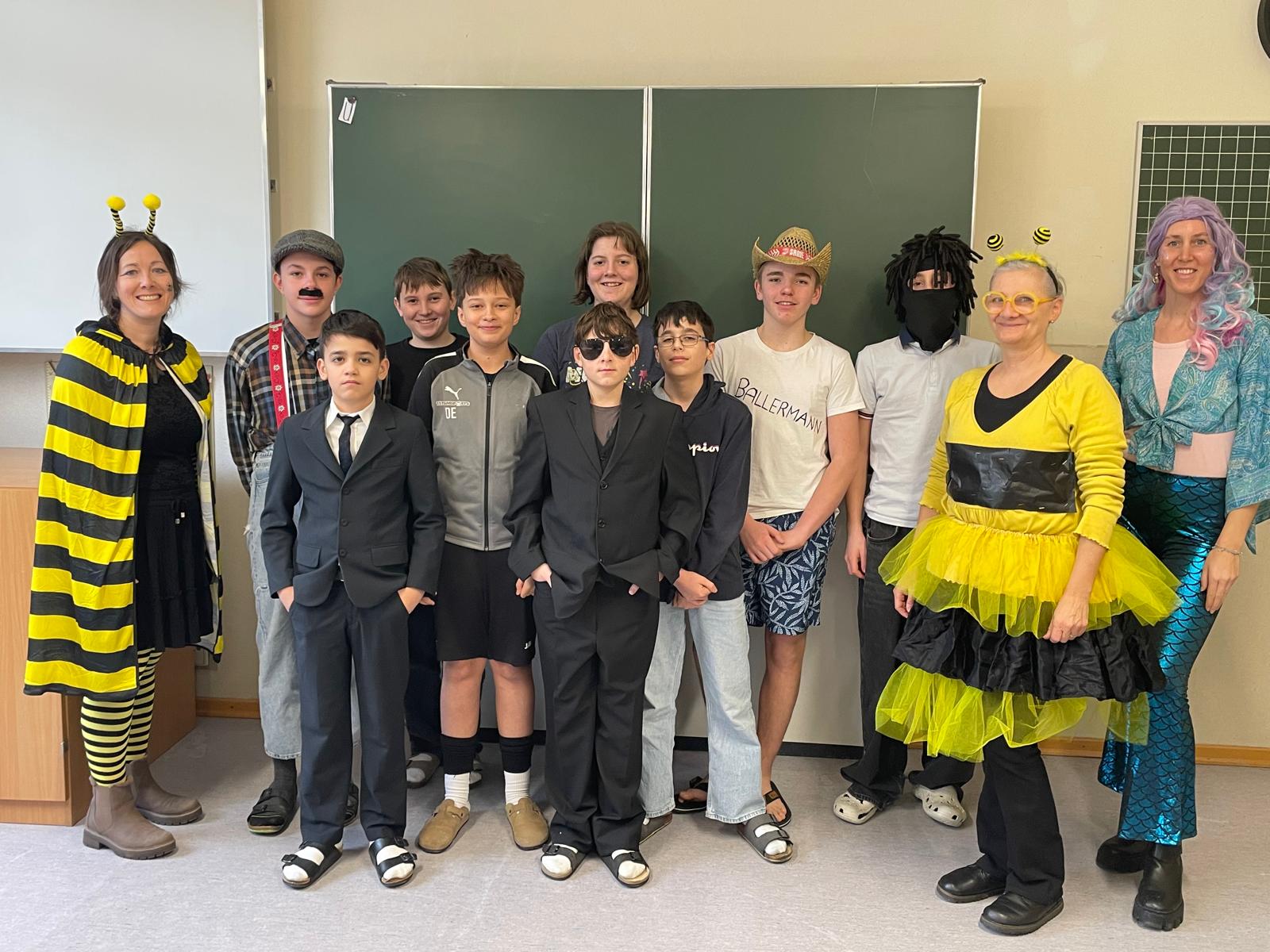 Verkleidete SchülerInnen der 3. Klasse